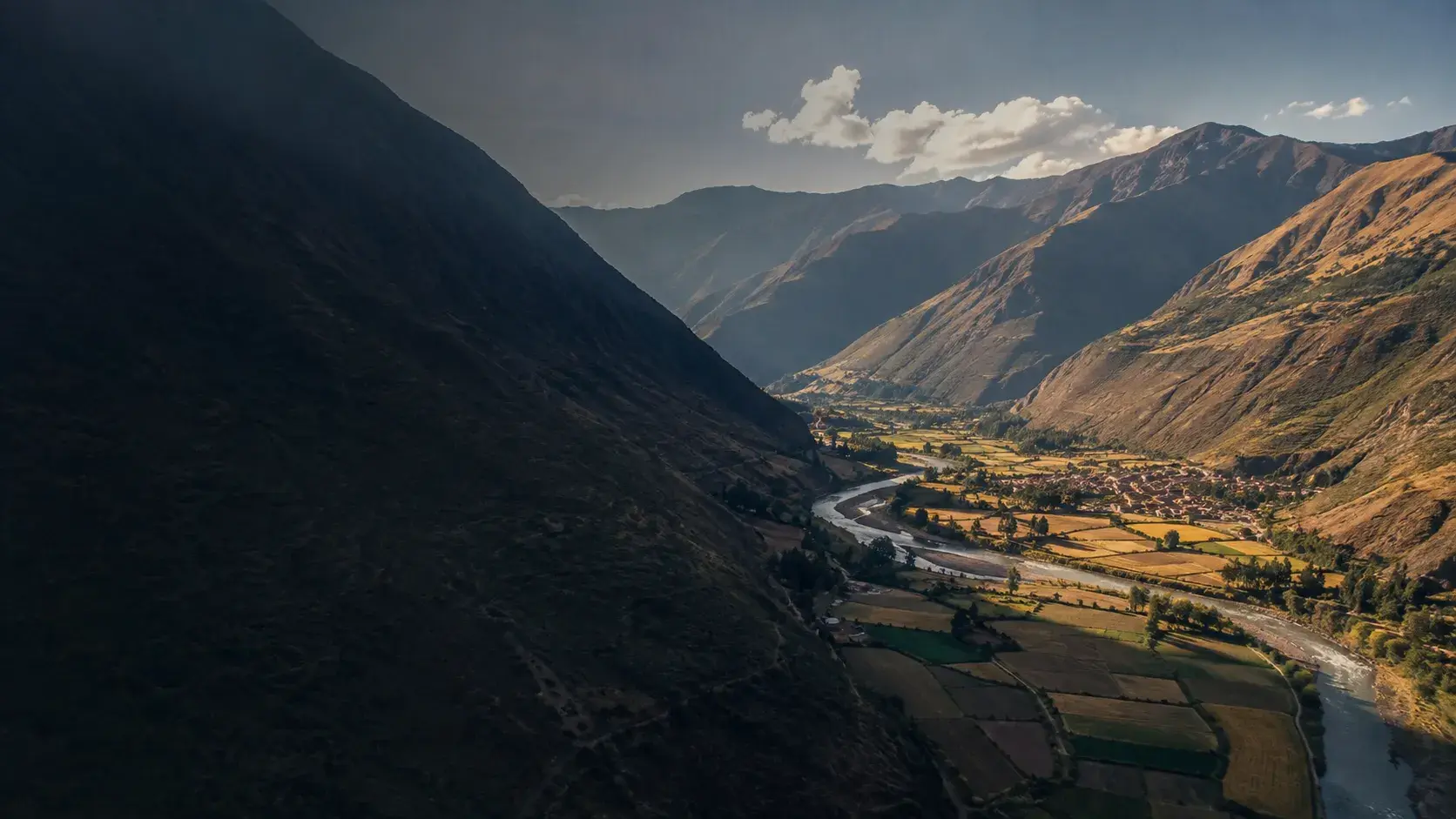 Vista aérea del Valle Sagrado: las terrazas de cultivo, el río Urubamba y los cerros al fondo