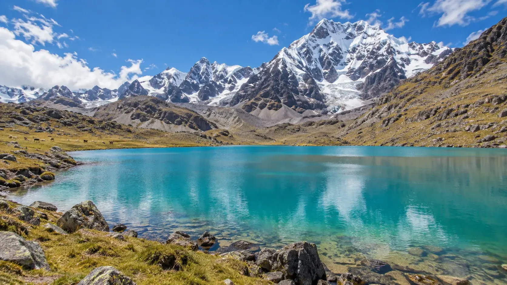 Laguna turquesa al pie de los nevados del Ausangate (1)